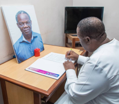 En visite au siège de ‘’L’Autre quotidien’’ pour signer le cahier de condoléances suite au décès du journaliste Romain Martin Toï Dokpo, Le Président Vlavonou réitère sa proximité solidaire à la presse béninoise