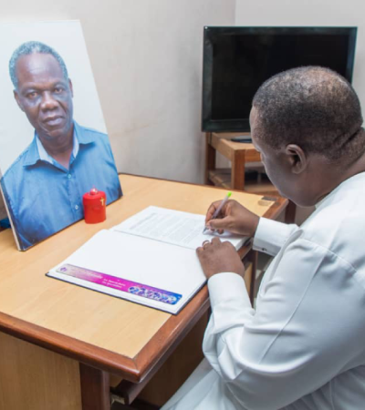 En visite au siège de ‘’L’Autre quotidien’’ pour signer le cahier de condoléances suite au décès du journaliste Romain Martin Toï Dokpo, Le Président Vlavonou réitère sa proximité solidaire à la presse béninoise