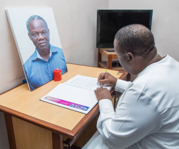 En visite au siège de ‘’L’Autre quotidien’’ pour signer le cahier de condoléances suite au décès du journaliste Romain Martin Toï Dokpo, Le Président Vlavonou réitère sa proximité solidaire à la presse béninoise