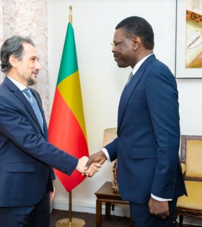 Audience à l’Assemblée nationale : Le Président DJOGBÉNOU échange avec l&rsquo;ambassadeur de la turquie près le Bénin