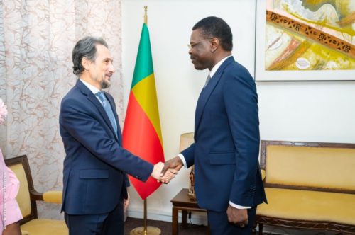 Audience à l’Assemblée nationale : Le Président DJOGBÉNOU échange avec l&rsquo;ambassadeur de la turquie près le Bénin