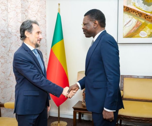 Audience à l’Assemblée nationale : Le Président DJOGBÉNOU échange avec l&rsquo;ambassadeur de la turquie près le Bénin