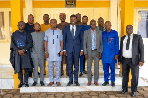 Audience à l&rsquo;Assemblée nationale : Le Président Joseph Fifamin DJOGBÉNOU échange avec Adido Acakpo Justin, ancien maire de Bantè