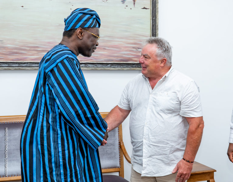 Assemblée nationale : Le Président Joseph DJOGBÉNOU échange avec un promoteur français